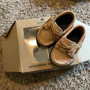 Sperry boat shoes with box